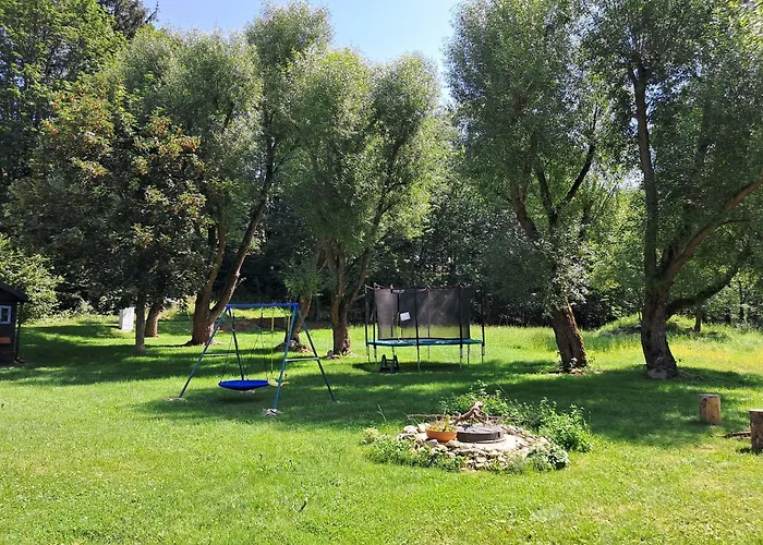 Chwila Moment - Dom W Okolicy Czarnej Gory, Nad Rzeka